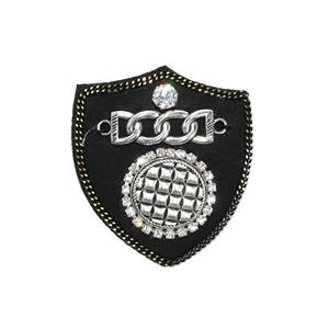 Broche escudo con cadena y strass