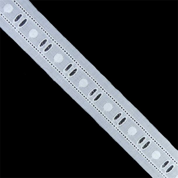 Pasacintas bordado blanco batista 3cm. Conjunto 1