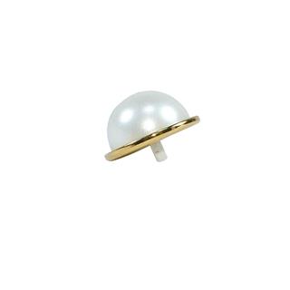 Botón de perla blanco con aro dorado