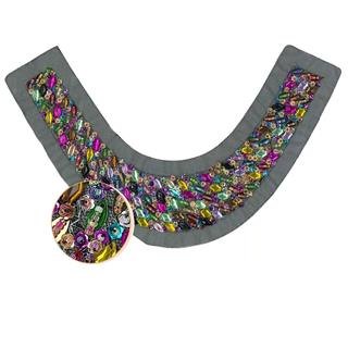 Cuello de cristales y lentejuela multicolor. 32x19cm
