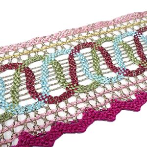 Puntilla de bolillo multicolor con dorado 7,5cm