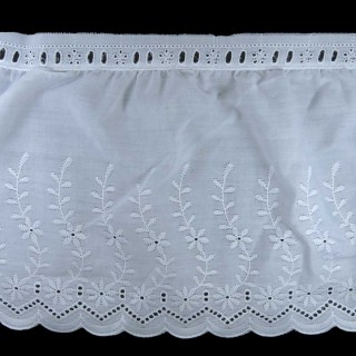 Puntilla bordada fruncida ancha blanco 17cm. Diseño floral