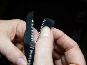 Cómo reparar un cierre roto en 4 pasos  Arreglar una cremallera, Como  arreglar un cierre, Como arreglar un pantalon